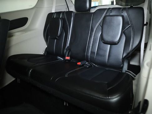 Used 2024 Chrysler Pacifica Limited FWD image 13
