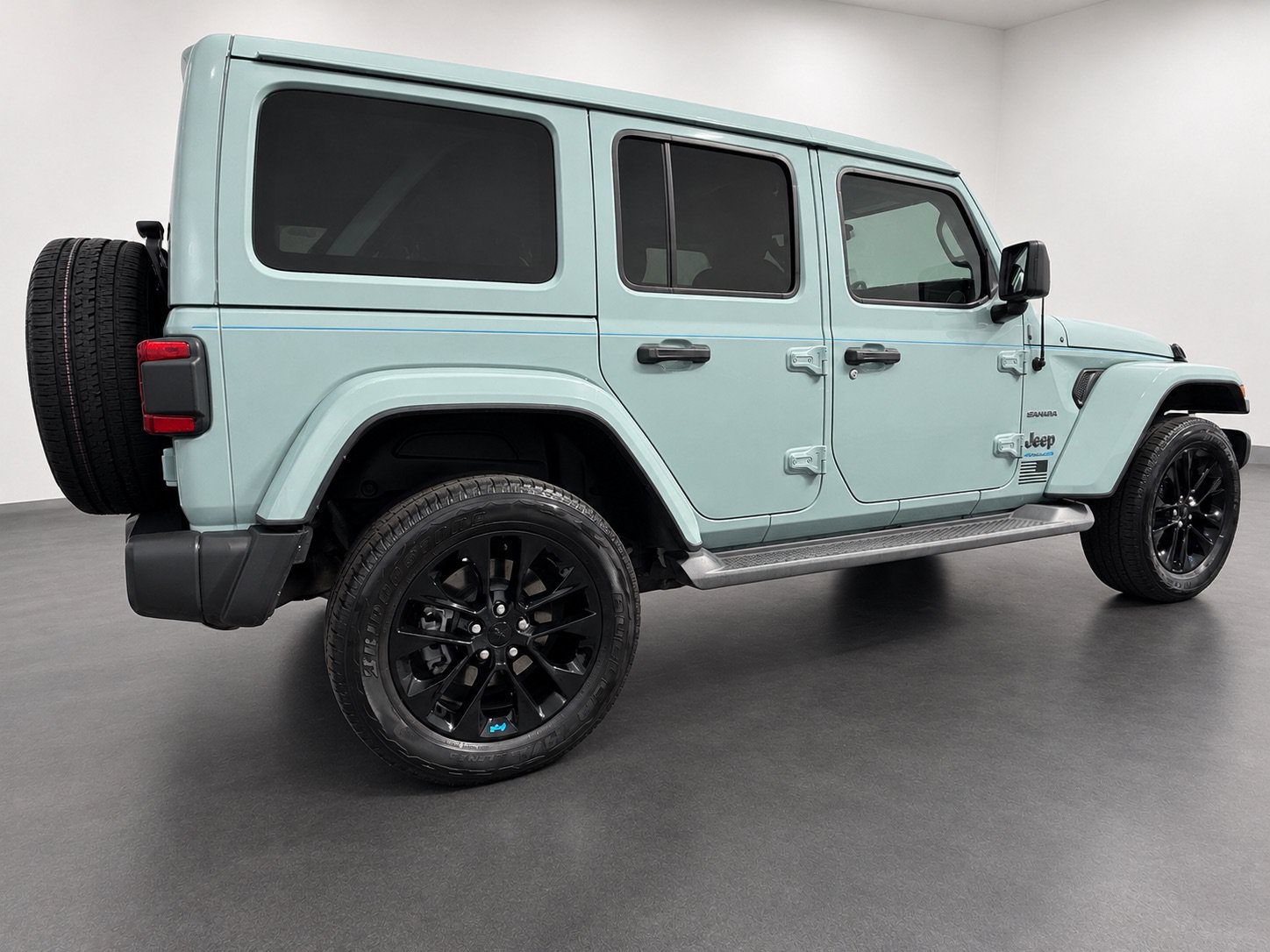 Used 2023 Jeep Wrangler Unlimited Sahara w/ Cold Weather Group AWD/4WD image 6