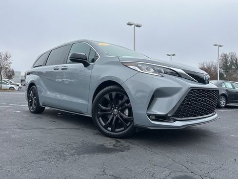 Used 2023 Toyota Sienna XSE image 3