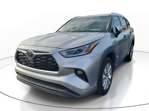 Used 2023 Toyota Highlander Limited FWD image 3