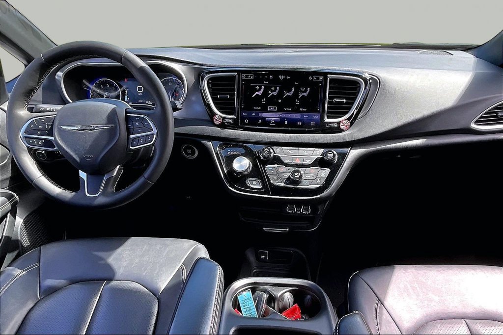 Used 2025 Chrysler Pacifica Select FWD image 6