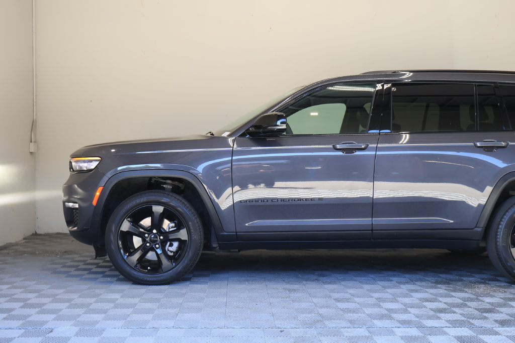 Used 2024 Jeep Grand Cherokee L Limited w/ Black Appearance Package AWD/4WD image 8