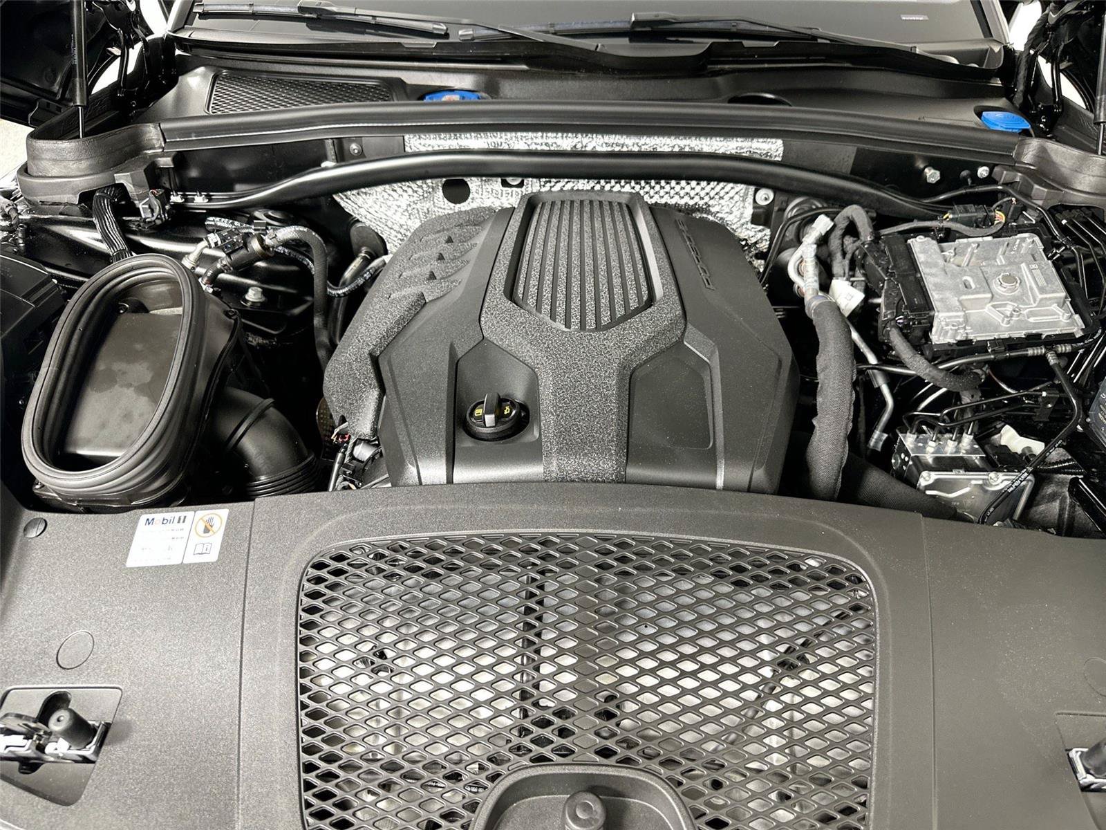 Certified 2024 Porsche Macan AWD/4WD image 38