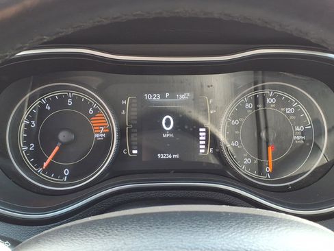 Used 2019 Jeep Cherokee Latitude Plus w/ Cold Weather Group AWD/4WD image 23