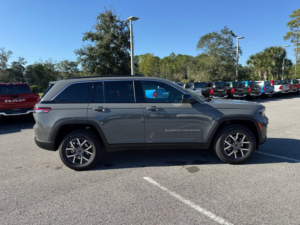 New 2027 Jeep Grand Cherokee Laredo RWD image 2