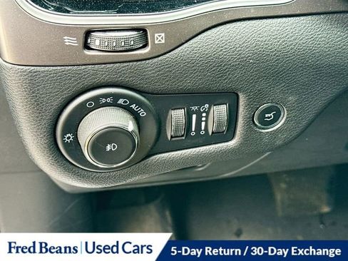 Used 2021 Jeep Cherokee Limited image 11