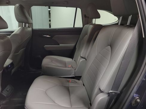 Used 2022 Toyota Highlander XLE AWD/4WD image 28