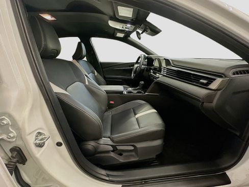 Used 2025 Toyota Camry SE image 32