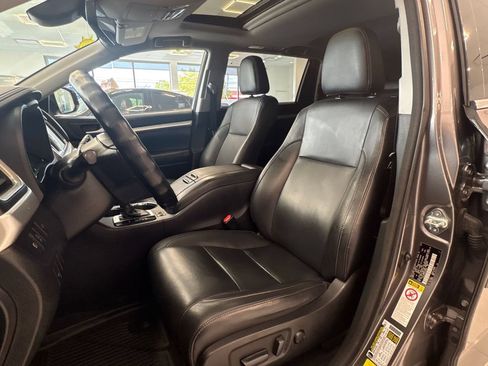 Used 2017 Toyota Highlander XLE AWD/4WD image 21