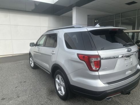 Used 2018 Ford Explorer XLT w/ Equipment Group 202A image 3