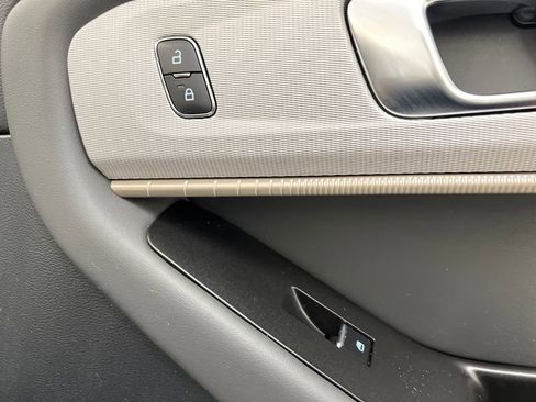 Used 2025 Ford Explorer Active image 27