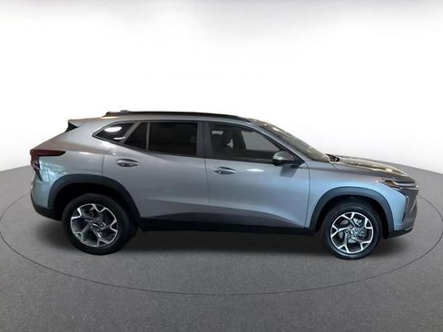 Used 2025 Chevrolet Trax LT FWD image 16
