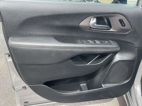Used 2025 Chrysler Pacifica Select FWD image 13