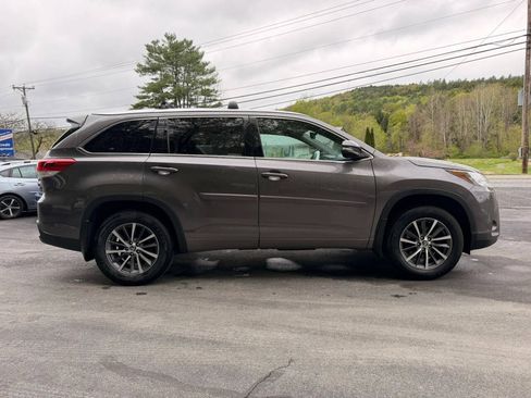 Used 2017 Toyota Highlander XLE AWD/4WD image 4
