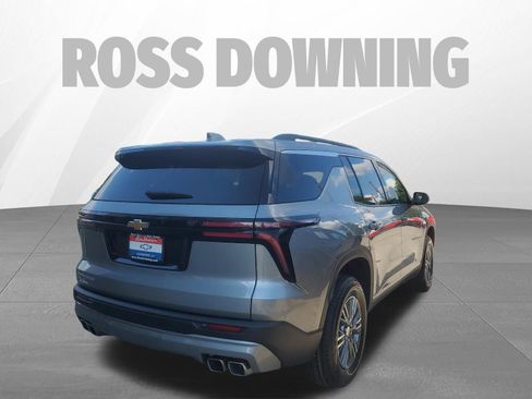Used 2025 Chevrolet Traverse LT FWD image 3