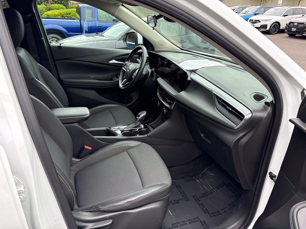 Used 2025 Buick Encore GX Preferred FWD image 23