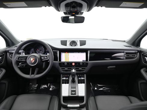 Used 2025 Porsche Macan image 39