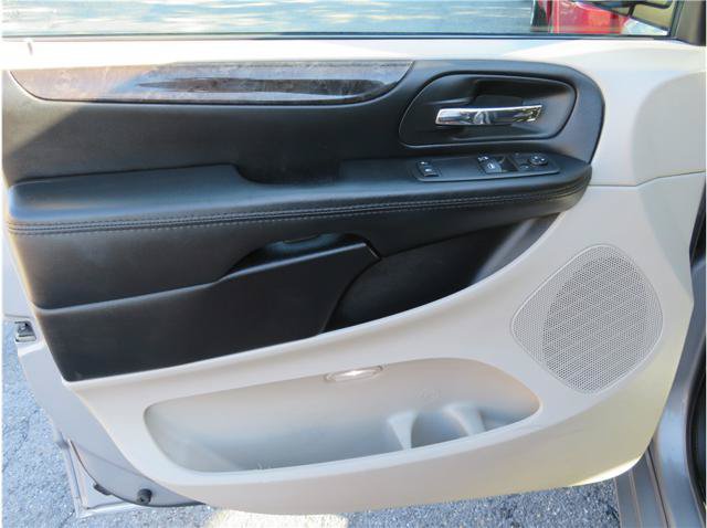 Used 2017 Dodge Grand Caravan SE FWD image 12