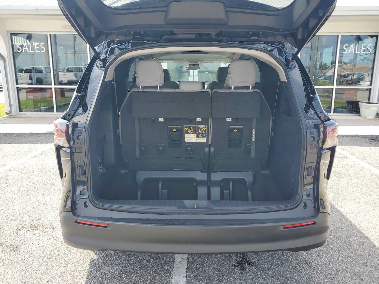 Used 2025 Toyota Sienna LE FWD image 6