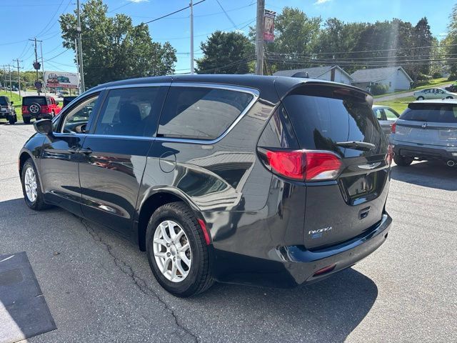 Used 2019 Chrysler Pacifica Touring FWD image 4