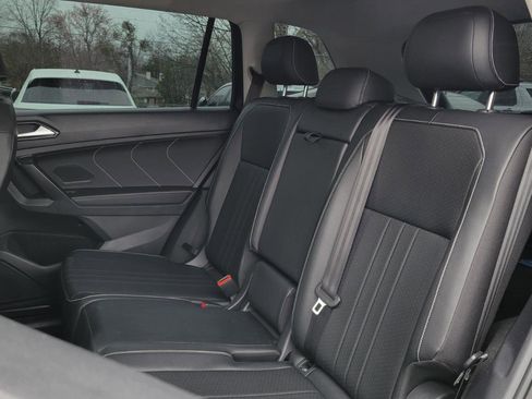 Used 2022 Volkswagen Tiguan SE w/ Panoramic Sunroof Package image 34