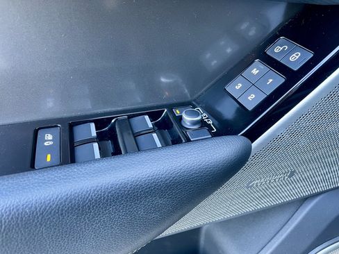 Used 2020 Land Rover Range Rover Velar S image 11