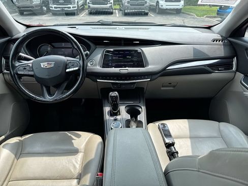 Used 2021 Cadillac XT4 Luxury w/ Cold Weather Package FWD image 10