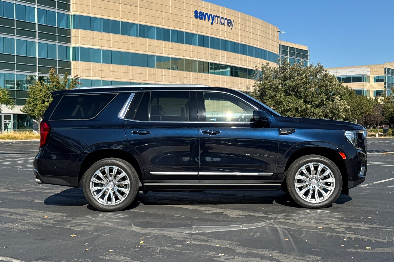 Used 2023 GMC Yukon Denali w/ Denali Reserve Package AWD/4WD image 3