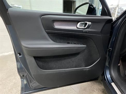 Used 2022 Volvo XC40 P8 Recharge Plus image 10