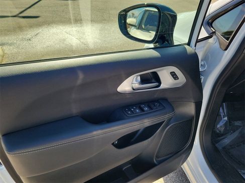 Used 2024 Chrysler Pacifica Select image 23