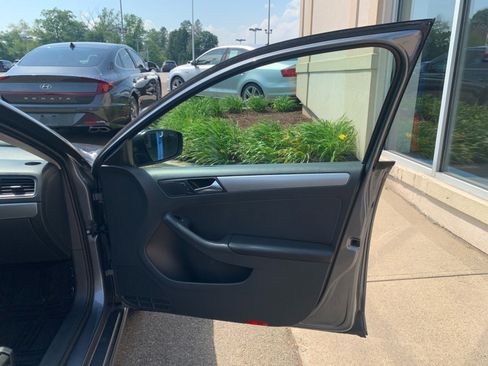 Used 2015 Volkswagen Jetta SE FWD image 32