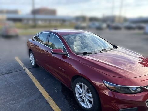 Used 2017 Chevrolet Malibu LT w/ Leather Package FWD image 3