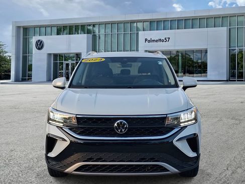 Certified 2024 Volkswagen Taos SE w/ Panoramic Sunroof Package FWD image 2