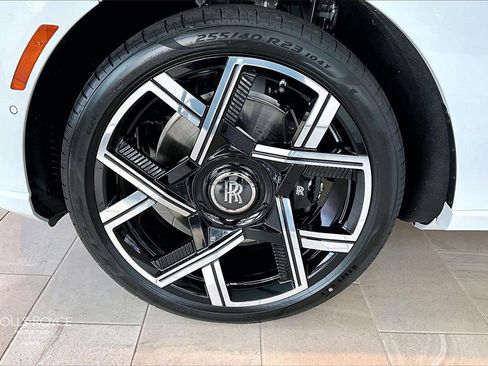 New 2026 Rolls-Royce Cullinan Black Badge image 17