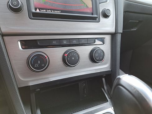 Used 2017 Volkswagen Golf S image 15