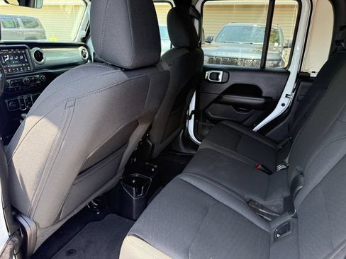 Used 2020 Jeep Gladiator Overland AWD/4WD image 18