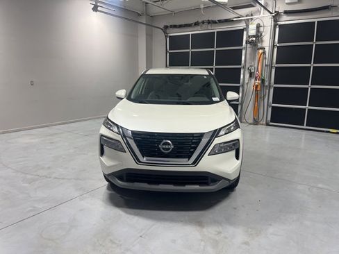 Used 2023 Nissan Rogue SV image 2