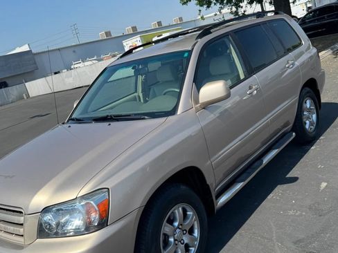 Used 2004 Toyota Highlander 2WD V6 w/ Preferred Pkg image 5