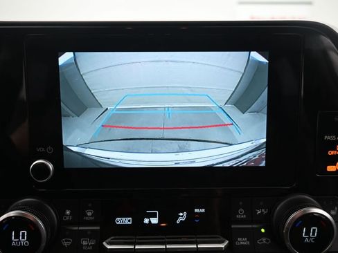 Used 2023 Toyota Highlander XLE FWD image 18