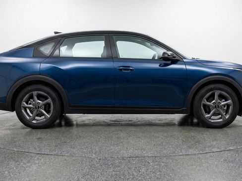 Used 2025 Kia K4 LXS image 11