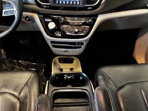 Used 2020 Chrysler Pacifica Touring-L FWD image 23