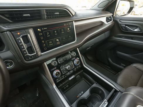 Used 2024 GMC Yukon XL Denali image 10