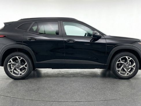 Used 2025 Chevrolet Trax LT w/ LT Convenience Package image 11