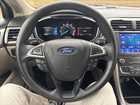 Used 2020 Ford Fusion SE image 18
