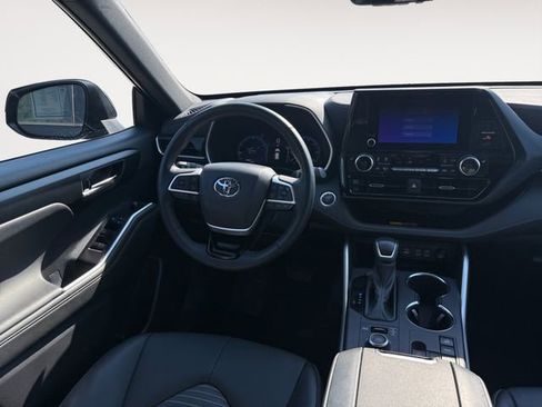 Used 2025 Toyota Highlander XSE AWD/4WD image 11