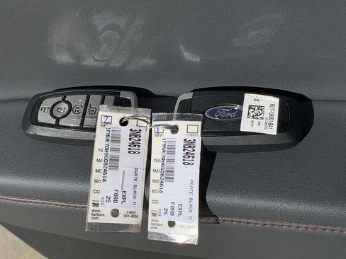 Used 2025 Ford Explorer Active w/ Active Comfort Package image 28