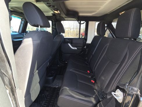 Used 2017 Jeep Wrangler Unlimited Rubicon w/ Max Tow Package image 27