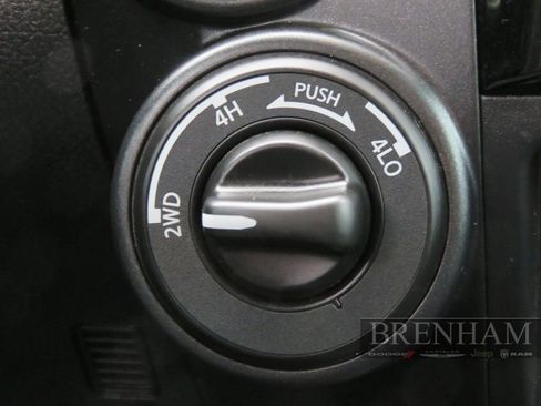 Used 2023 Nissan Titan SV w/ SV Convenience Package image 24