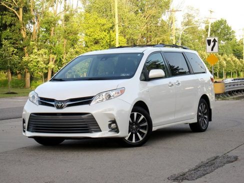 Used 2019 Toyota Sienna XLE w/ XLE Navigation Package AWD/4WD image 3