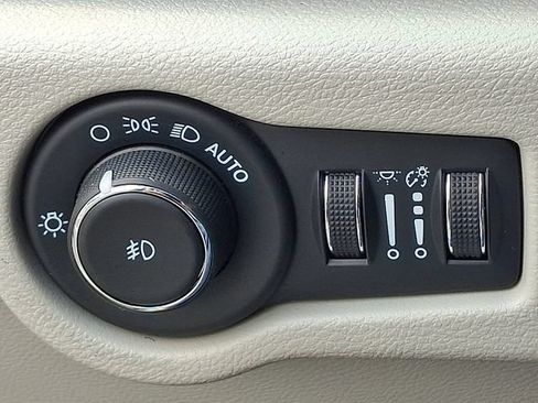 Used 2024 Chrysler Pacifica Touring-L FWD image 23